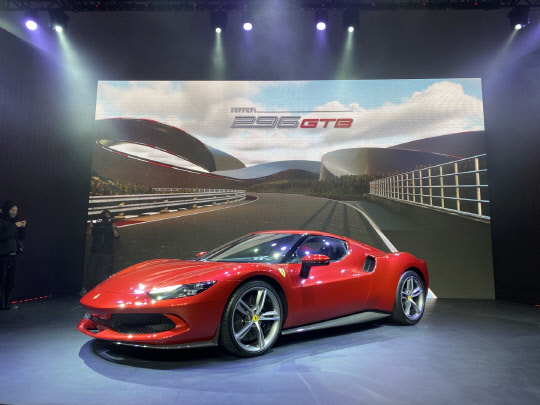 올해 1월 동대문디자인플라자(DDP)에서 국내 최초로 공개된 페라리 296 GTB. 디지털타임스 DB